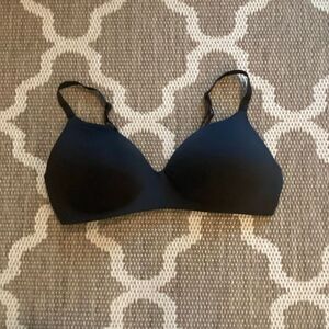 Victoria’s Secret T-shirt lightly lined wireless bra, size 38D